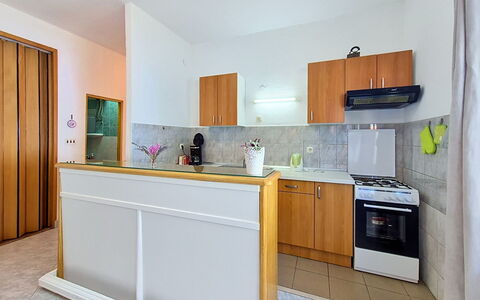 Vesna: Pavimentazione, Cucina, Mobilia, Controsoffitto, Interior Design, Pavimento, Legna, Elettrodomestico Da Cucina, Cabinetry, Apparecchio Major