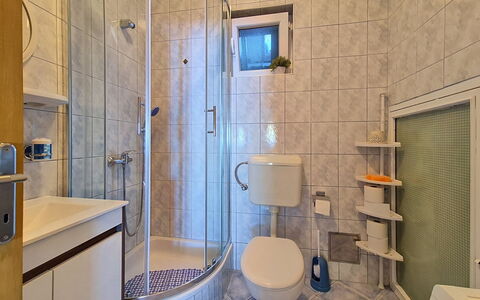 Vesna: Bagno, Idraulico Fixture, Pavimentazione, Lavandino Del Bagno, Interior Design, Pavimento, Gabinetto, Toilet Seat, Lavello, Rubinetto