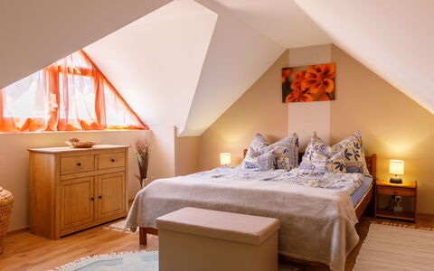 Duetto: Mobilia, Proprietà, Cabinetry, Costruzione, Comfort, Legna, Telaio Del Letto, Arancia, Illuminazione, Interior Design