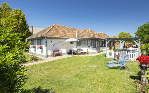 Sunny: Cielo, Tetto, Casa, Arbusto, Casa, Villetta, Zona Residenziale, Lotto, Area Rurale