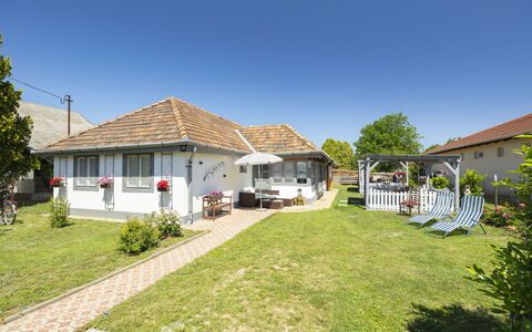 Sunny: Casa, Tetto, Zona Residenziale, Casa, Arbusto, Villetta, Lotto, Prato, Shade, Giardino