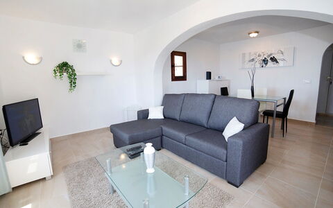 Amare Monte: Divano, Mobilia, Proprietà, Interior Design, Illuminazione, Soggiorno, Casa, Pavimento, Pavimentazione, Comfort