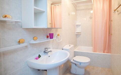 Amare Monte: Specchio, Rubinetto, Lavello, Idraulico Fixture, Proprietà, Lavandino Del Bagno, Bagno, Viola, Azzurro, Mobiletto Del Bagno