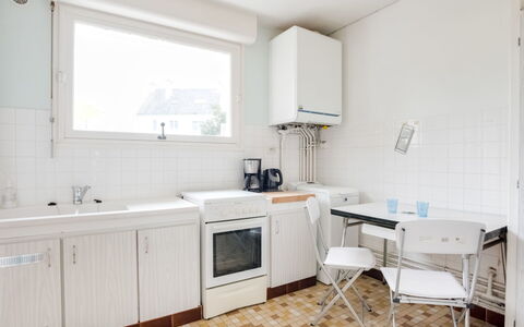 Penthievre: Controsoffitto, Cabinetry, Mobilia, Lavandino Della Cucina, Proprietà, Lavello, Finestra, Rubinetto, Cucina, Cucina Stufa