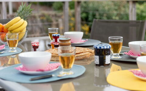 Penthievre: Cibo, Tavola, Tavolo, Bicchieri, Dishware, Tazza, Giallo, Serveware, Piatto
