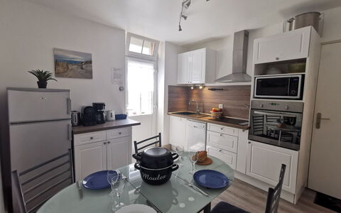 La Licorne: Cabinetry, Proprietà, Tavolo, Mobilia, Controsoffitto, Interior Design, Cassetto, Sedia, Pavimento, Pavimentazione