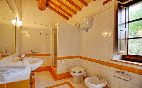 Villa Montalcino: Bagno, Camera, Proprietà, Costruzione, Casa, Interior Design, Immobiliare, Architettura, Mobilia, Vasca Da Bagno