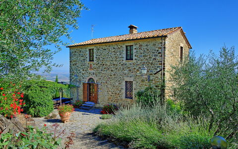 Villa Montalcino: Proprietà, Casa, Blu, Villetta, Costruzione, Immobiliare, Agriturismo, Area Rurale, Parete, Casa