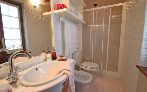 Casa Daniela: Idraulico Fixture, Pavimentazione, Bagno, Pavimento, Interior Design, Rubinetto, Lavello, Idraulico, Lavandino Del Bagno, Camera