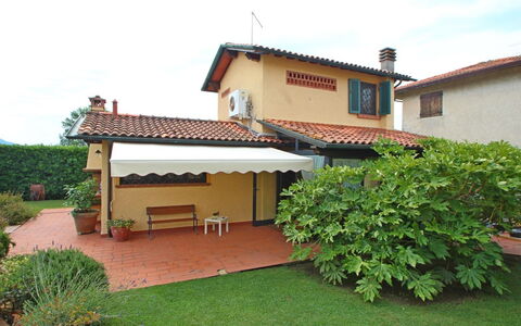 Casa Daniela: Tetto, Tenda, Casa, Shade, Giardino, Struttura Esterna, Vaso Di Fiori, Backyard, Cortile, Pianta Della Casa
