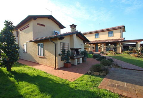 Casa Daniela: Zona Residenziale, Casa, Tetto, Arbusto, Casa, Giardino, Estate, Hacienda, Landscaping, Cortile