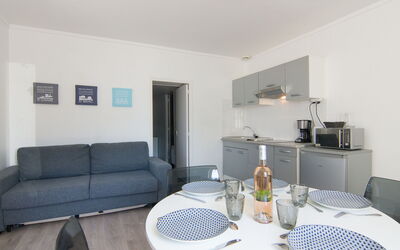 Le Petit Robinson 120.8: Tavolo, Proprietà, Mobilia, Comfort, Divano, Soggiorno, Interior Design, Pavimentazione, Pavimento