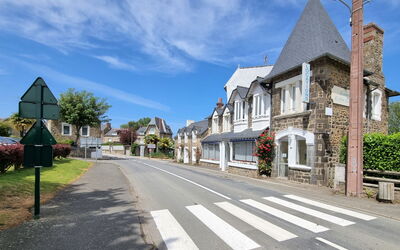 Dinard 120: Acqua, Pianta, Costruzione, Giorno, Proprietà, Cielo, Piscina, Azzurro, Albero, Corpo D'Acqua