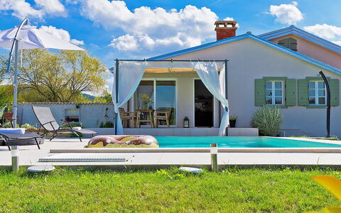 Ravan: Nube, Cielo, Pianta, Costruzione, Blu, Finestra, Shade, Casa, Albero, Lotto