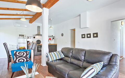 Ravan: Divano, Mobilia, Proprietà, Cornice, Comfort, Interior Design, Soggiorno, Illuminazione, Pavimentazione, Cuscino