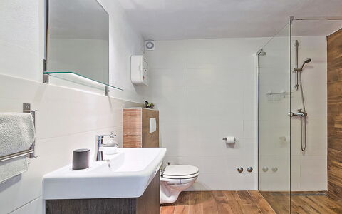 Ravan: Rubinetto, Idraulico Fixture, Lavello, Costruzione, Proprietà, Specchio, Lavandino Del Bagno, Bagno, Mobiletto Del Bagno, Legna