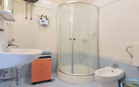 Pula Vodnjan 103: Idraulico Fixture, Rubinetto, Mobiletto Del Bagno, Soffione Doccia, Lavandino Del Bagno, Lavello, Bagno, Viola, Doccia