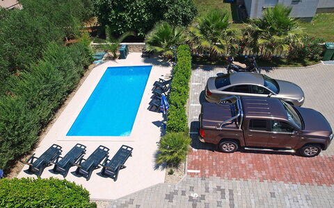 Zadar Bibinje 208: Proprietà, Veicolo, Auto, Erba, Trasporto, Modalità Di Trasporto, Parcheggio, Casa, Albero, Zona Residenziale