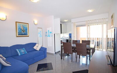 Marko 208.3: Camera, Proprietà, Mobilia, Costruzione, Interior Design, Soggiorno, Immobiliare, Pavimento, Casa, Soffitto