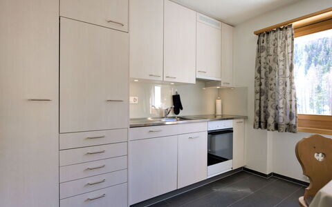 Chesa Islas: Cabinetry, Mobilia, Controsoffitto, Costruzione, Finestra, Cassetto, Legna, Tenda, Interior Design, Cassettiera