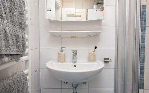 Fischerstube: Specchio, Lavello, Rubinetto, Idraulico Fixture, Lavandino Del Bagno, Bagno, Viola, Interior Design, Pavimento, Linea