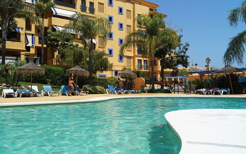 Los Almendros i: Acqua, Cielo, Proprietà, Costruzione, Piscina, Finestra, Azzurro, Pianta, Albero, Tempo Libero