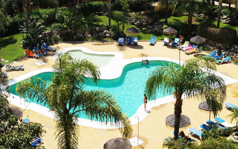Los Almendros i: Pianta, Acqua, Albero, Azzurro, Piscina, Arecales, Tempo Libero, Woody Impianto, Shade, Estate