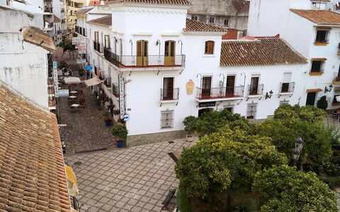 Plaza de Las Flores: Pianta, Costruzione, Finestra, Cielo, Casa, Zona Residenziale, Tetto, Facciata, Punto Di Riferimento