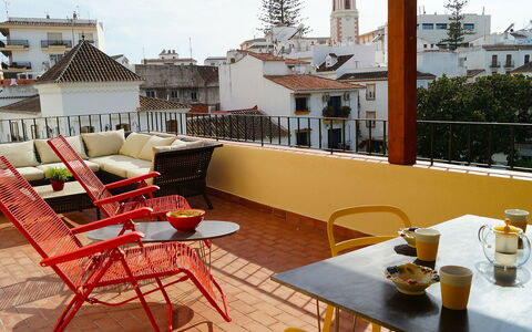 Plaza de Las Flores: Tavolo, Mobilia, Proprietà, Costruzione, Vaso Di Fiori, Cielo, Sedia, Tavolo Esterno, Interior Design, Mobili Da Esterno