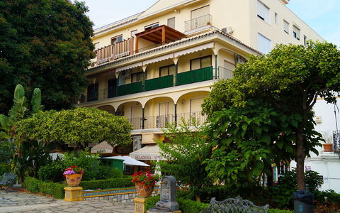 Plaza de Las Flores: Pianta, Cielo, Costruzione, Proprietà, Finestra, Albero, Casa, Urban Design, Vaso Di Fiori, Immobiliare
