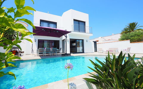 Norfeu: Acqua, Pianta, Costruzione, Proprietà, Cielo, Piscina, Azzurro, Finestra, Albero, Architettura