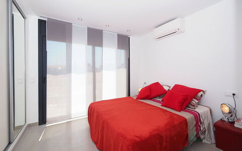 Norfeu: Camera Da Letto, Camera, Letto, Mobilia, Proprietà, Interior Design, Lenzuolo, Rosso, Bedding, Soffitto