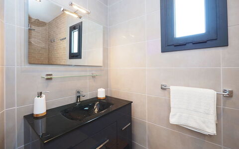 Norfeu: Bagno, Camera, Proprietà, Piastrella, Rubinetto, Pavimento, Interior Design, Parete, Lavello, Bagno Accessorio