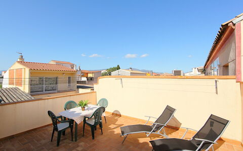 Puigmal: Cielo, Costruzione, Proprietà, Finestra, Tavolo, Shade, Mobili Da Esterno, Sedia, Interior Design, Legna