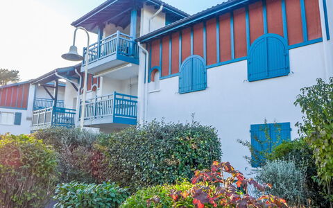 Capbreton 450: Blu, Arbusto, Estate, Balcone, Shade, Landscaping, Villa, Cortile, Dimora, Hacienda