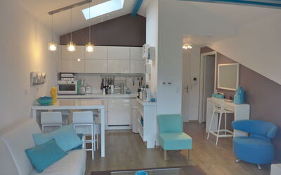 Capbreton 450: Tavolo, Mobilia, Costruzione, Proprietà, Divano, Blu, Azzurro, Casa, Sedia, Interior Design