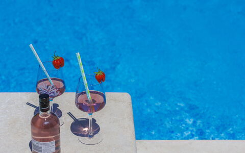 Villa Vittoria: Blu, Acqua, Blu Elettrico, Arte, Tempo Libero, Bicchiere, Rettangolo, Bevanda