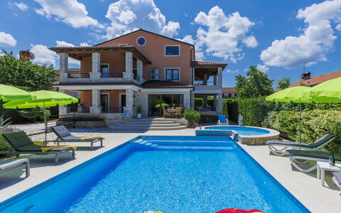 Villa Vittoria: Nube, Cielo, Pianta, Acqua, Proprietà, Costruzione, Piscina, Azzurro, Corpo D'Acqua, Fiore