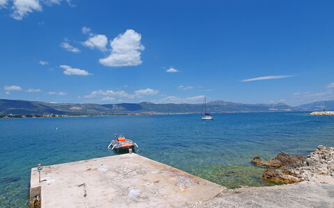 Trogir Arbanija 100: Cielo, Corpo D'Acqua, Mare, Blu, Acqua, Oceano, Orizzonte, Nube, Costa, Azzurro