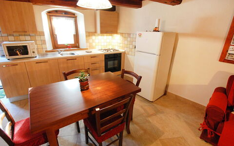 Fenis 100: Tavolo, Mobilia, Cabinetry, Proprietà, Controsoffitto, Sedia, Legna, Televisione, Elettrodomestico, Pianta Della Casa