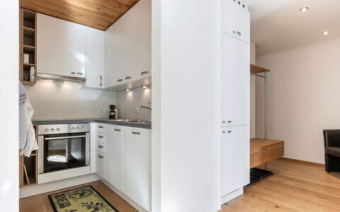 Atlantis Apartments by Mein Samnaun – Mo: Pavimentazione, Interior Design, Pavimento, Legna, Mobilia, Elettrodomestico Da Cucina, Cucina, Soffitto, Apparecchio Major, Pavimento In Legno