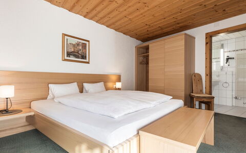 Atlantis Apartments by Mein Samnaun – Mo: Legna, Interior Design, Pavimento, Letto, Camera Da Letto, Pavimentazione, Mobilia, Camera, Soffitto, Telaio Del Letto