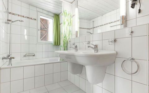 Atlantis Apartments by Mein Samnaun – Mo: Bagno, Idraulico Fixture, Interior Design, Lavandino Del Bagno, Pavimentazione, Lavello, Pavimento, Rubinetto, Idraulico, Gabinetto