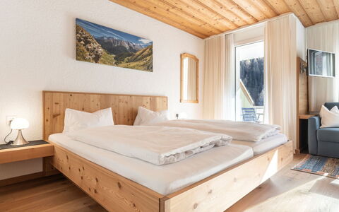 Atlantis Apartments by Mein Samnaun – Mo: Legna, Casa, Camera Da Letto, Catena Montuosa, Letto, Latifoglie, Bedding, Lenzuolo, Geomorfologia Glaciale, Telaio Del Letto