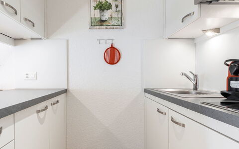 Atlantis Apartments by Mein Samnaun – Mo: Cucina, Controsoffitto, Interior Design, Apparecchio Major, Elettrodomestico Da Cucina, Pavimentazione, Cabinetry, Soffitto, Casa, Camera