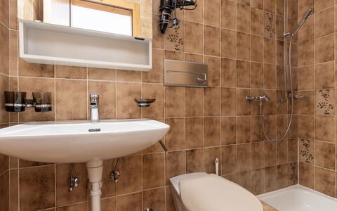 Atlantis Apartments by Mein Samnaun – Mo: Bagno, Toilet Seat, Lavandino Del Bagno, Idraulico Fixture, Gabinetto, Pavimentazione, Lavello, Interior Design, Pavimento, Rubinetto