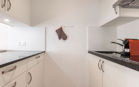 Atlantis Apartments by Mein Samnaun – Mo: Interior Design, Legna, Cucina, Pavimentazione, Controsoffitto, Pavimento, Soffitto, Cabinetry, Camera, Elettrodomestico Da Cucina