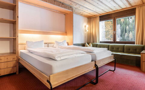 Atlantis Apartments by Mein Samnaun – Mo: Color Legno, Latifoglie, Letto, Tenda, Camera Da Letto, Hotel, Telaio Del Letto, Eco Hotel