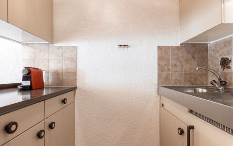 Atlantis Apartments by Mein Samnaun – Mo: Parete, Controsoffitto, Interior Design, Pavimentazione, Soffitto, Cucina, Pavimento, Idraulico Fixture, Cabinetry, Camera