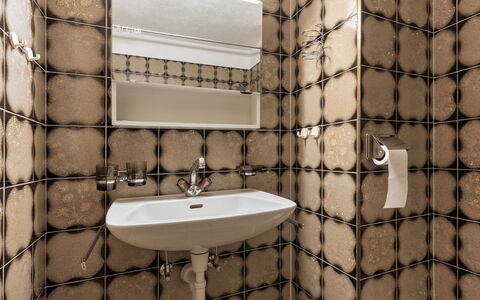 Atlantis Apartments by Mein Samnaun – Mo: Idraulico Fixture, Bagno, Piastrella, Idraulico, Lavandino Del Bagno, Rubinetto, Lavello